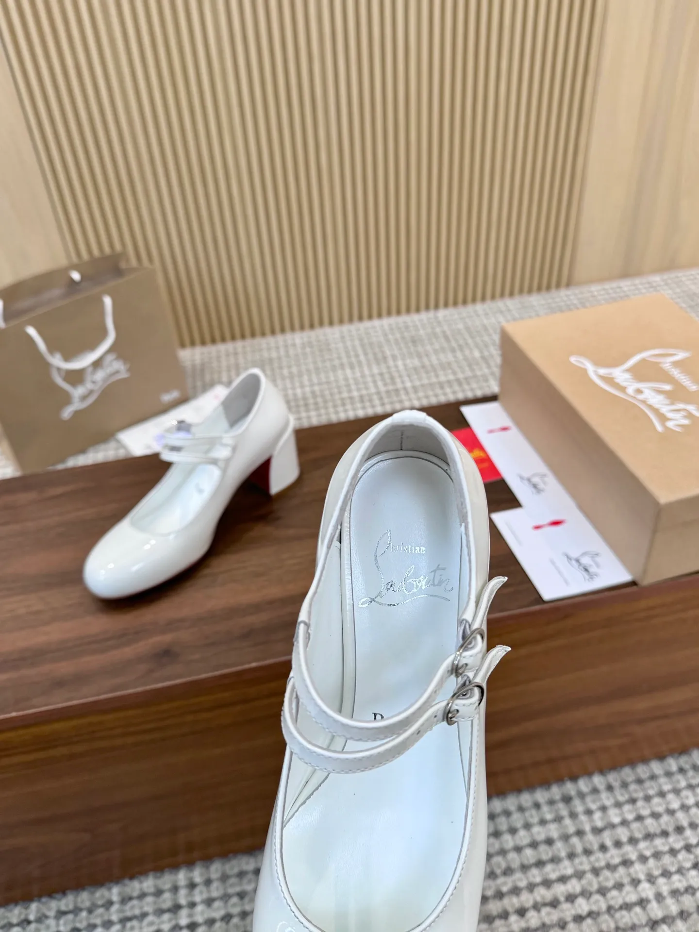 👟👟Ex-factory price 480👟👟 Genuine leather sole +40 Year-round shipment💝Christian Louboutin CL👠 "Patent Leather Series" Noble and luxurious, real blingbling✨ Real materials, all customized by the pattern maker, and the materials are made of original customized materials to achieve the taste of the original 6 color options💍Upper: Imported👉cow patent leather💪 Lining: Sheepskin foot pad/lining Size: 34-40.41.42 Heel height: 6.5cm